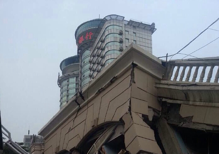 湖北一待拆大樓突然垮塌，萬向重物移動器進行大量搬運作業(yè)